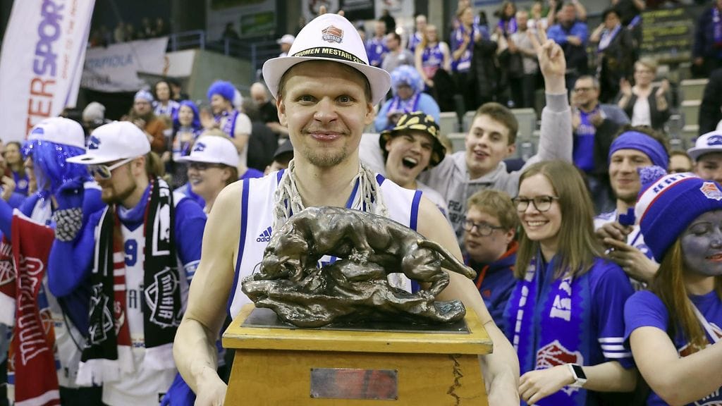 Teemu Rannikko juhli Katajan Suomen mestaruutta fanien edessä.