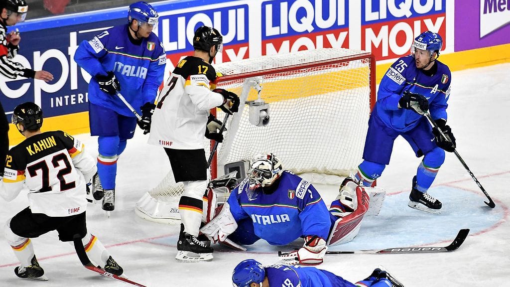 Dominik Kahun (vas.) iski Saksan 4–1-maalin Italiaa vastaan.