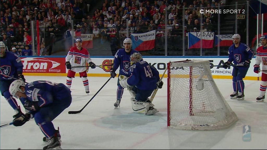 Olivier Dame-Malka (etualalla) sai kiekon vaarallisesti kaulaansa.