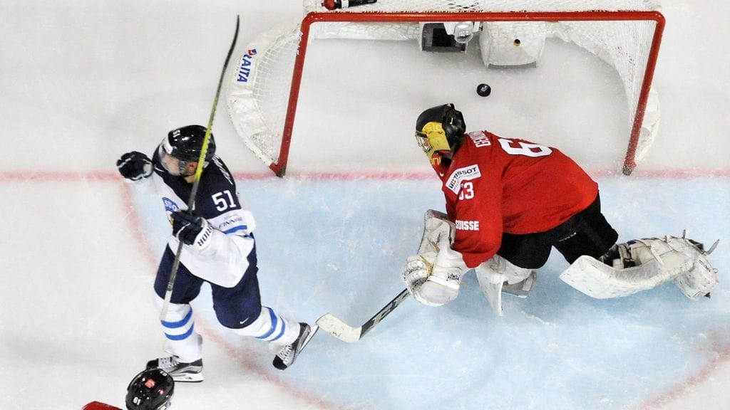 Valtteri Filppula tuulettaa tekemäänsä jatkoaikamaalia Sveitsiä vastaan.