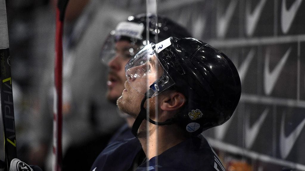 Joonas Järvinen ja Valtteri Filppula kuluttivat jäähypenkkiä Sveitsiä vastaan.