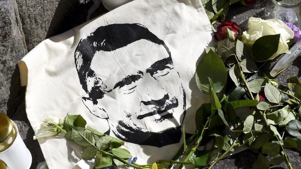 Kukkia ja muistokynttilöitä sekä kuva edesmenneestä presidentistä Mauno Koivistosta Koivistojen kotitalon edessä Luotsikadulla Helsingissä sunnuntaiaamuna 14. toukokuuta 2017.