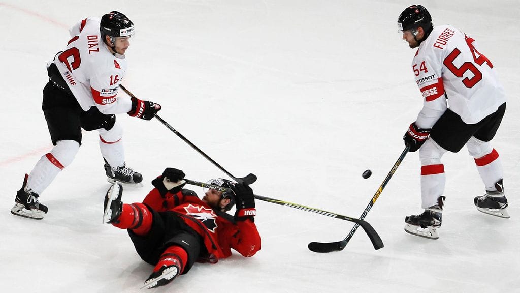 Kanadan Ryan O'Reilly pyllähti ottelussa Sveitsiä vastaan.