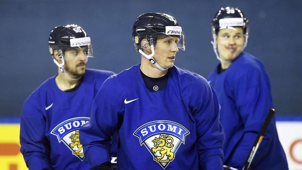 Leijonat odottaa vesi kielellä puolivälierävastustajaansa.