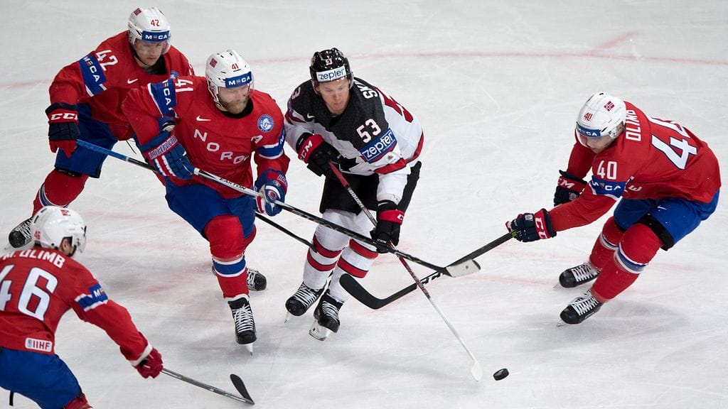 Patrick Thoresen taisteli kiekosta vasemmalla puolella lähimpänä Kanadan hyökkääjää Jeff Skinneriä.