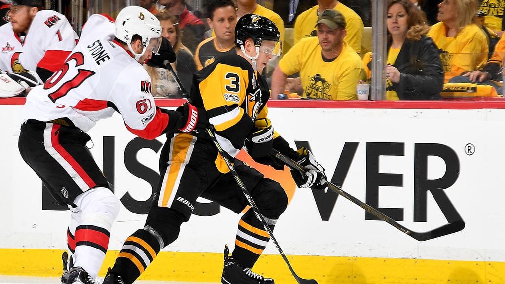 Olli Määttä (oik.) taistelussa Mark Stonen kanssa.