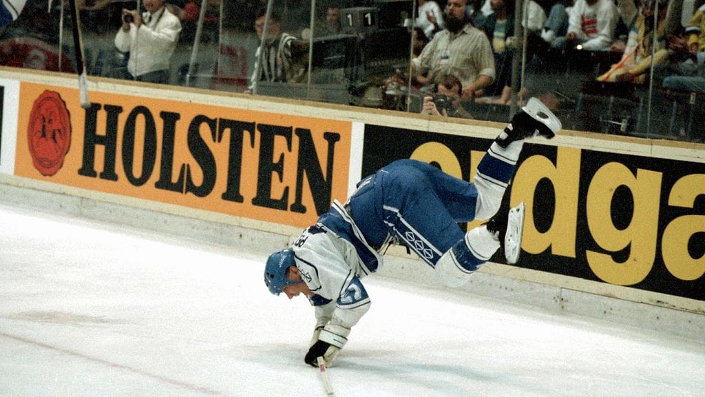 Timo "Tinke" Peltomaa tunnettiin myös omintakeisista tuuletuksistaan. Kuvassa tyylinäyte ikimuistoisesta Kanada-ottelusta.