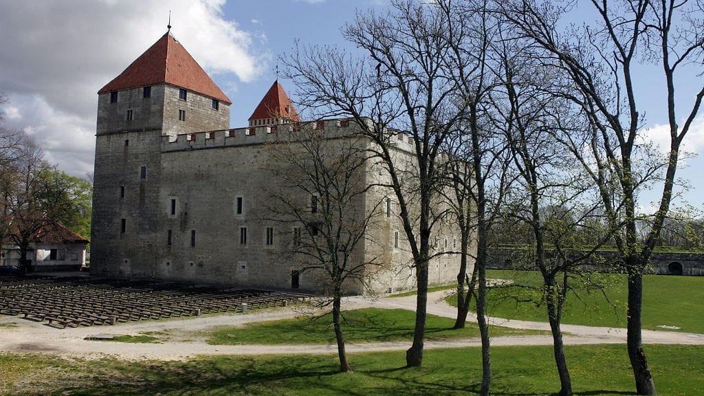 Risto löytyi Kuressaaresta huonossa kunnossa. Kuvassa Kuressaaren linna Saarenmaalla.