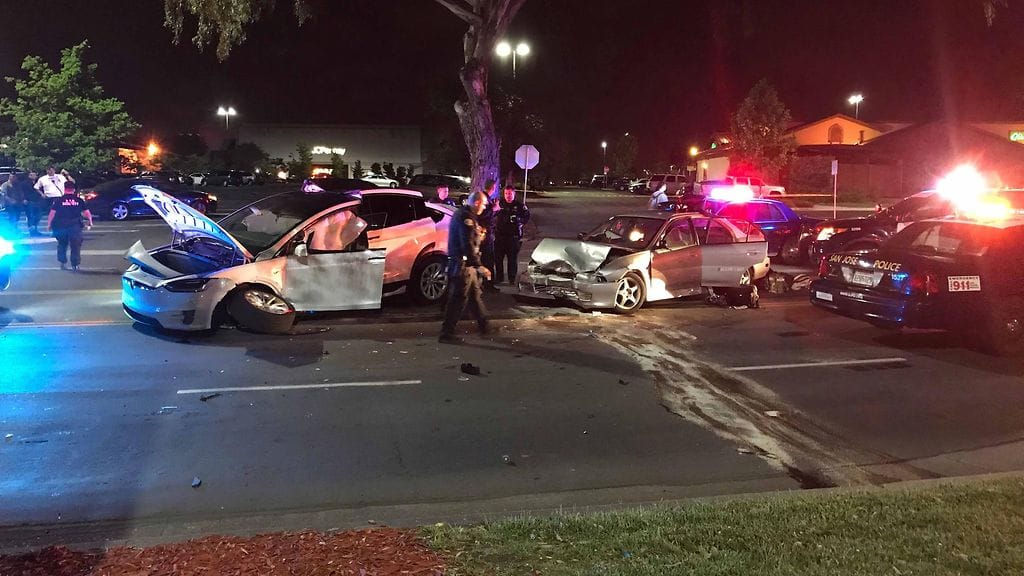 Tesla-kuljettajan ottama kuva onnettomuuspaikalta.