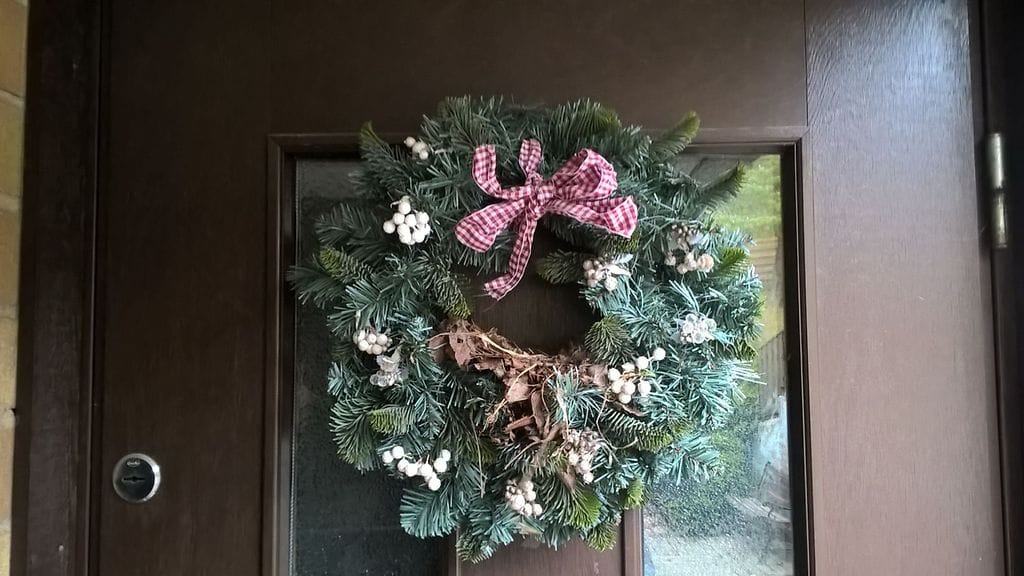 Lintu rakensi pesänsä ovikranssiin, vaikka ovi on päivittäisessä käytössä.