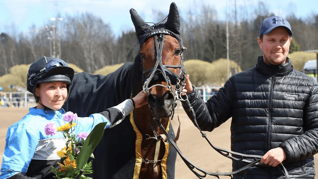 Licence Holder ja sen ohjastaja-omistaja-pariskunta 5000 euroa rikkaampana Vermon Finlandia-raveissa.