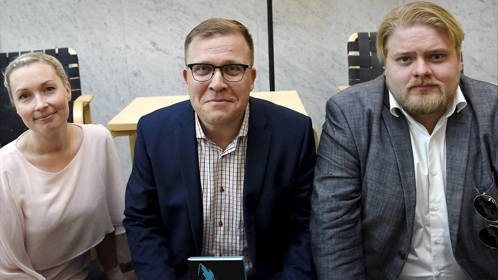 Yleisradion ajankohtaistoimituksen entiset toimittajiat Salla Vuorikoski (vas.), Jussi Eronen ja Jarno Liski Ylegate -kirjansa julkistamistilaisuudessa Helsingin Akateemisessa tiistaina 16. toukokuuta 2017.