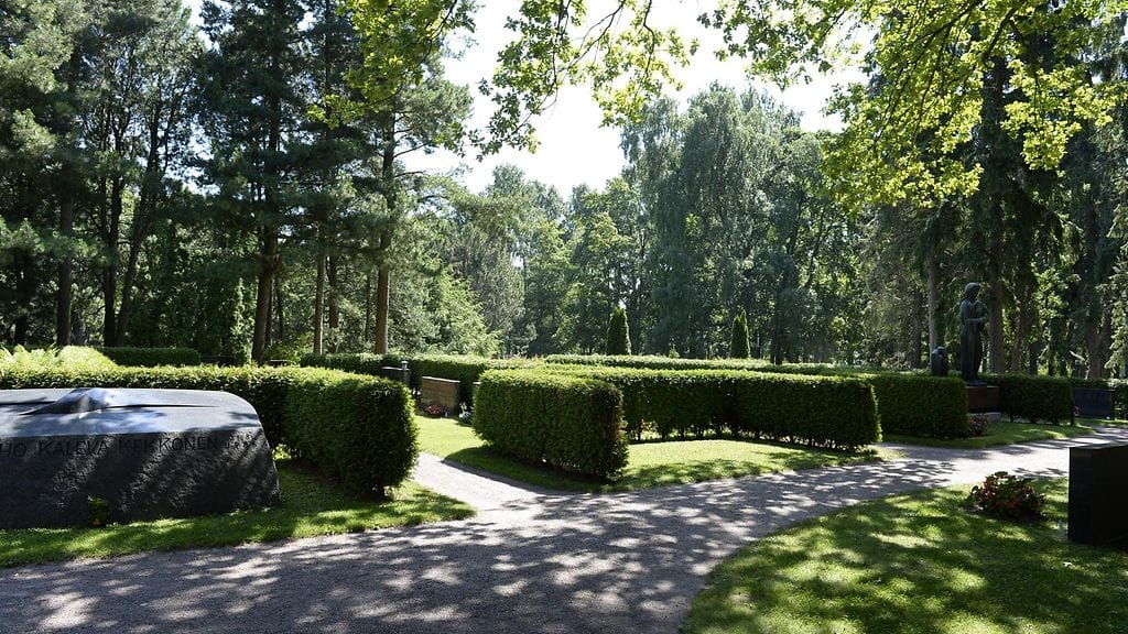 Tyhjä hautapaikka presidentti Kekkosen ja presidentti Rytin hautojen välissä Hietaniemen hautausmaalla Helsingissä 4. heinäkuuta 2013.