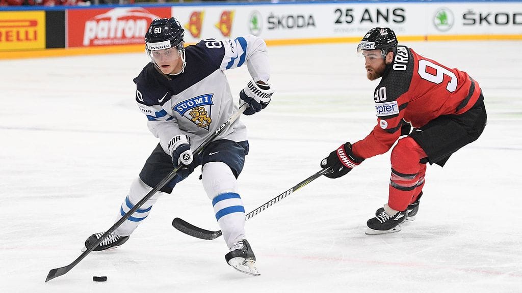 Julius Honka suojasi kiekkoa Kanadan Ryan O'Reillyä vastaan.