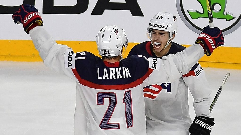 Dylan Larkin (vas.) ja Johnny Gaudreau kuuluvat USA:n terävimpään hyökkäyskalustoon.