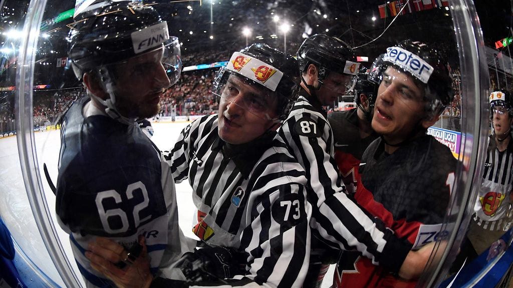 Oskar Osala ja Kanadan Travis Konecny vaihtoivat tuimia katseita maiden Suomen ja Kanadan välisessä ottelussa.