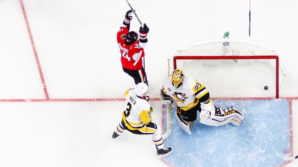 Olli Määttä piti miehensä, mutta kiekko päätyi omaan verkkoon.