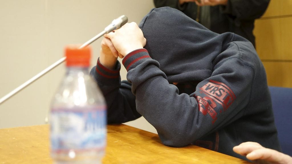 18-vuotias nokialaismies peittää kasvonsa vangitsemisoikeudenkäynnissä Pirkanmaan käräjäoikeudessa Tampereella tiistaina 21. helmikuuta 2017. Miestä epäillään 17- vuotiaan tyttöystävänsä murhasta Nokialla.