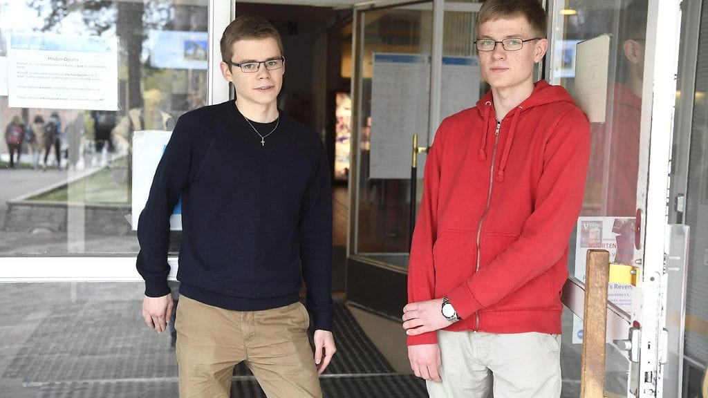 Lohjan Yhteislyseon lukiosta valmistuu tänä keväänä kaksi kahdeksan laudaturin ylioppilasta. Kahdeksan laudaturia ja eximian kirjoitti Timo Syvälahti, jonka hyvä ystävä Otso Nieminen kirjoitti puolestaan kahdeksan laudaturia. Timo Syvälahti (vas) ja Otso Nieminen Lohjan Yhteislyseon ovella Lohjalla torstaina 18. toukokuuta