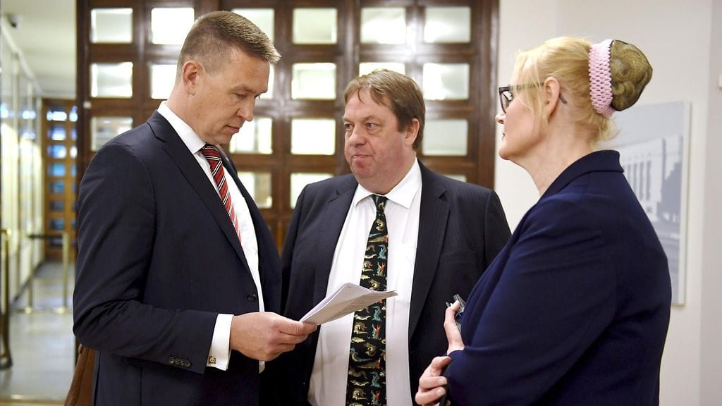 Poliisikansanedustajat saivat varoituksen, koska äänestivät hallituksen hallintarekisterilakia vastaan eilen.