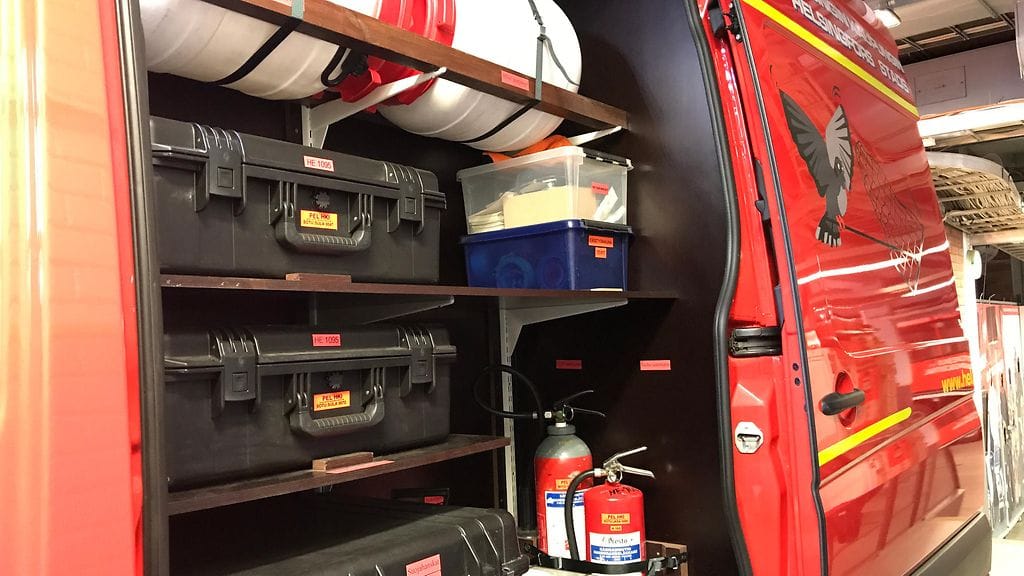 Helsingin pelastuslaitoksen eläinpelastusyksikkö onnistui houkuttelemaan koiran pinteestä.