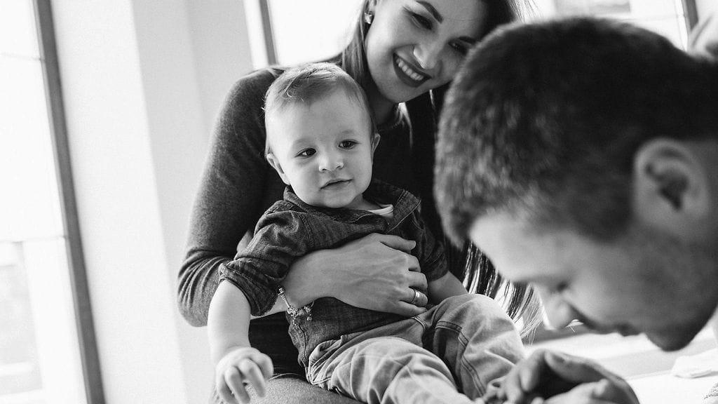 Vanhemmuus vie aikaa parisuhteelta. Äidin mukaan asiaan tulisi puuttua ennen kuin on myöhäistä.