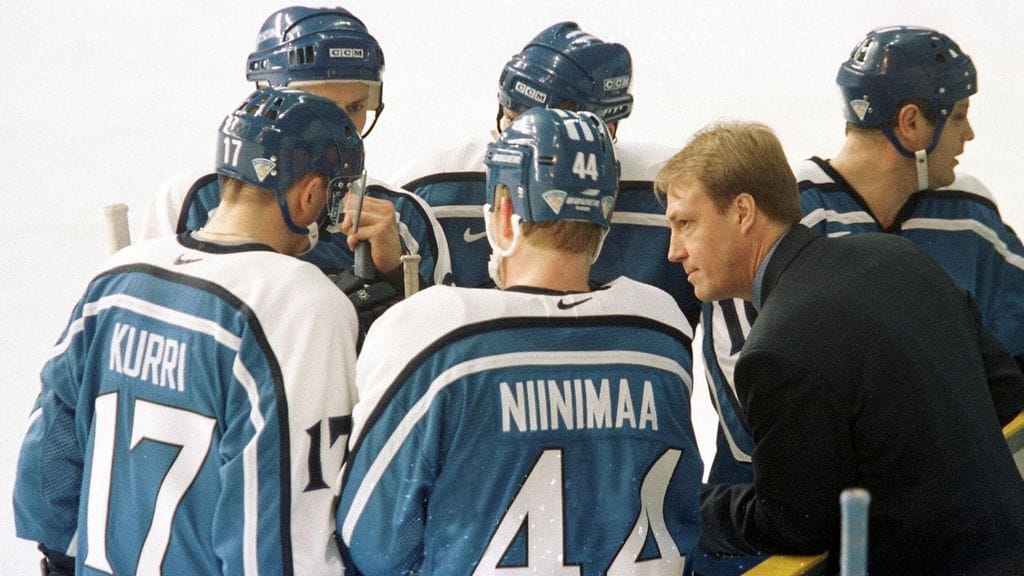 Hannu Aravirta antoi pelaajistolleen ohjeita ennen Naganon olympialaisten Ruotsi-ottelua.