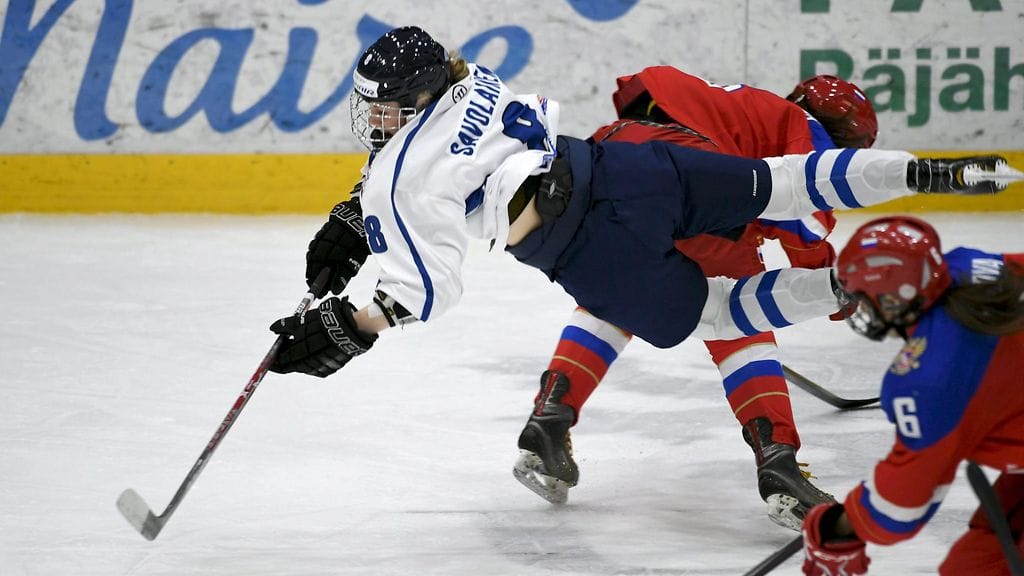 Venäjän Mariya Kokoshkina taklasi helmikuussa Ronja Savolaista naisten Euro Hockey Tour -turnauksen ottelussa Kouvolassa.