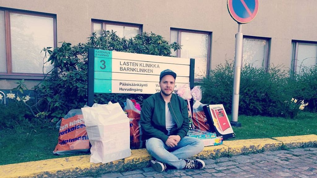 Jyri Karvasen Facebookissa julkaisema kuva hänestä Helsingin lastensairaalan edustalla.