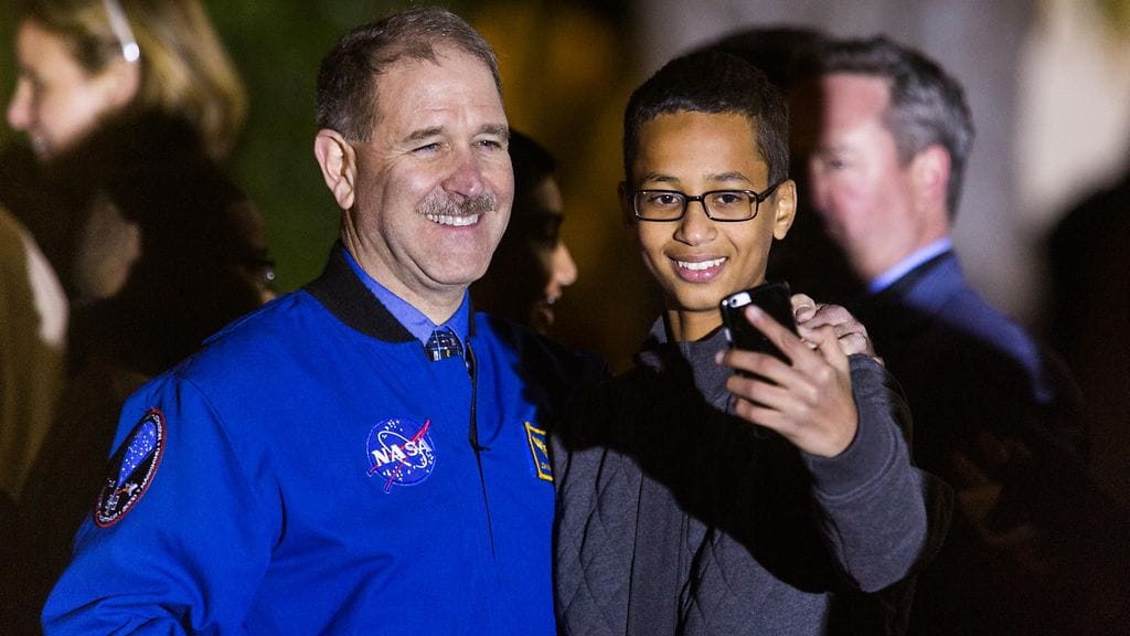 Ahmed Mohamed kutsuttiin Valkoisen talon avaruusiltaan kelloepisodin jälkeen. Barack Obaman lisäksi hän tapasi entisen astronautin John M Grunsfeldin. Kuva otettu 19.10.2015.