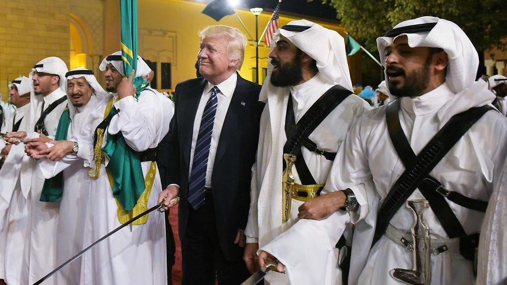 USA:n presidentti Donald Trump osallistui Saudi-Arabiassa tervetulotanssiin 20.5.2017.