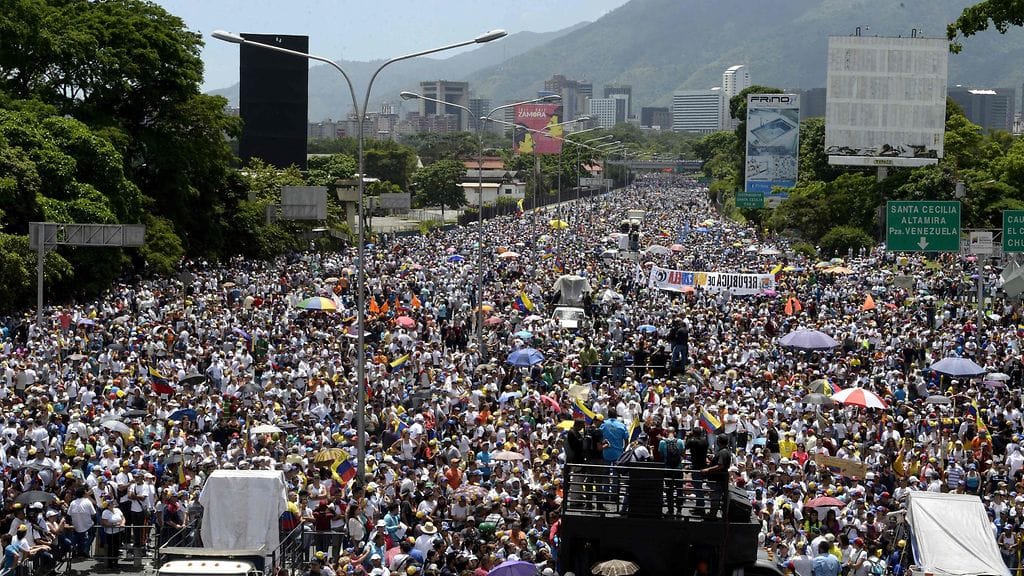 Venezuelan Caracasissa protestoijat tukkivat moottoritien 20.5.2017.