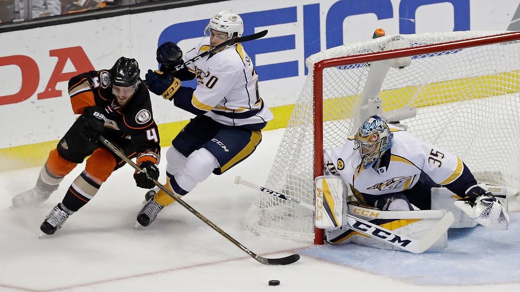 Pekka Rinne ja Miikka Salomäki varjelevat Predatorsin maalia.