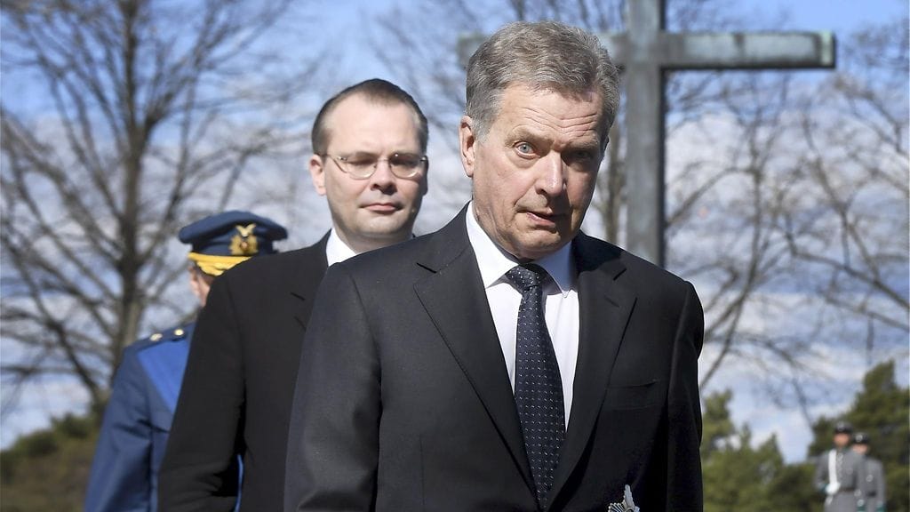 Sauli Niinistö vieraili Hietaniemen hautausmaalla.