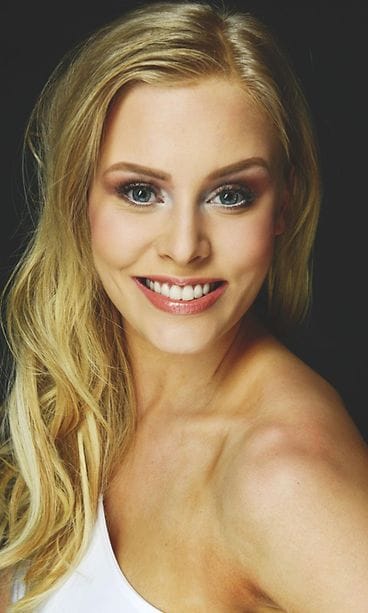 Elina Perätalo virallinen kasvokuva 2017