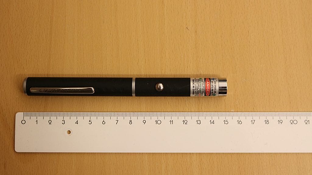 Kuva takavarikoidusta laserosoittimesta.