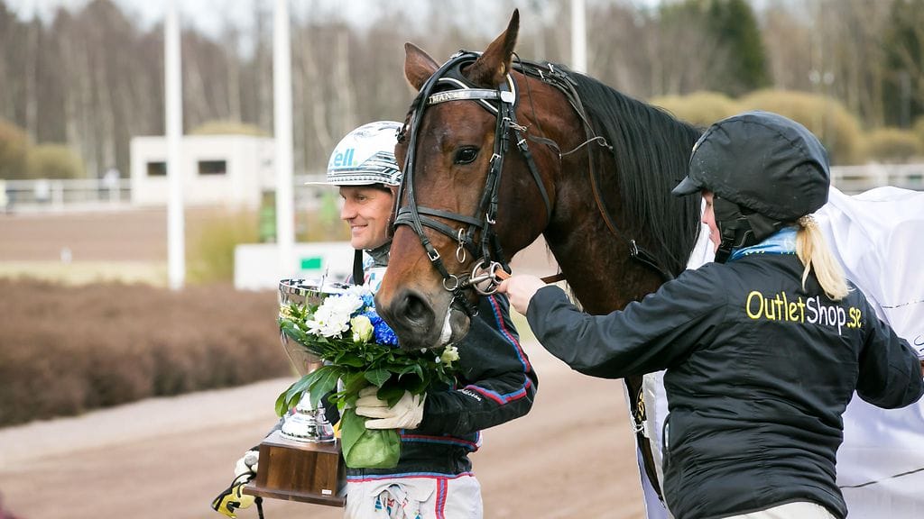 D.D.'s Hitman ja hoitaja Laura Myllymaa Finlandia-ajon voittajaseremonioissa.