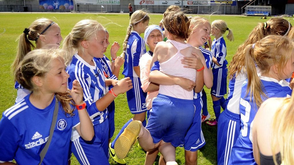 Muiden mielipiteet eivät hetkauta jalkapalloa harrastavia tyttöjä, väittää tutkimus.
