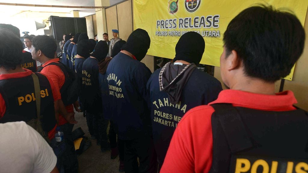 Viranomaiset pitivät vahtia, kun ratsiassa pidätettyjä miehiä esiteltiin tiedotusvälineille poliisilaitoksella Jakartassa, Indonesiassa 22. toukokuuta 2017.