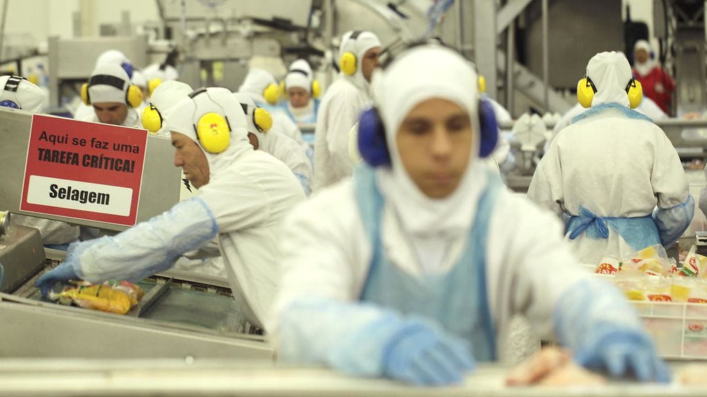 JBS:n lihatehtaan työntekijöitä Lapan kaupungissa Brasiliassa 21. maaliskuuta 2017.