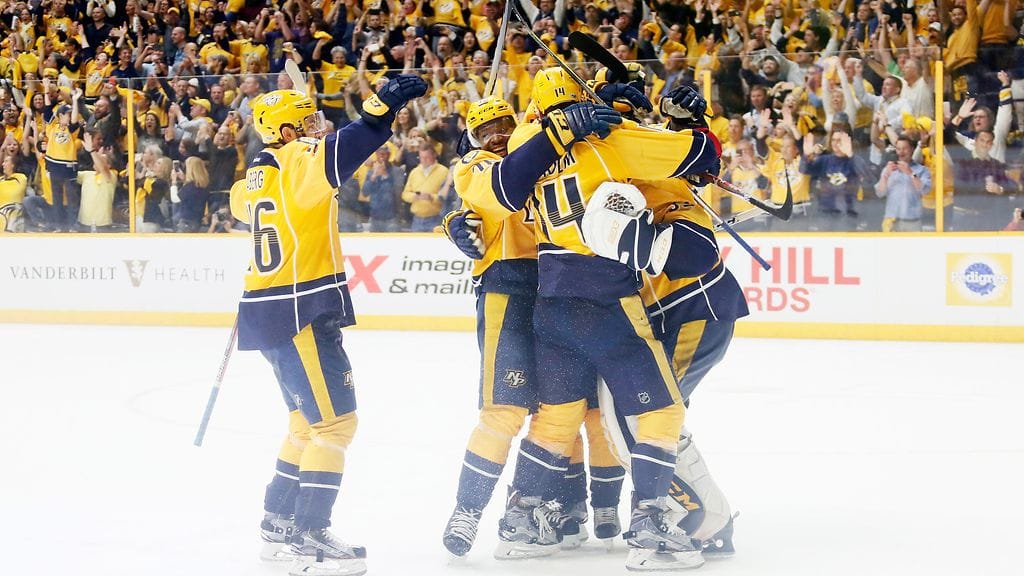 Joukkuetoverit ympäröivät Pekka Rinteen voiton varmistuttua.