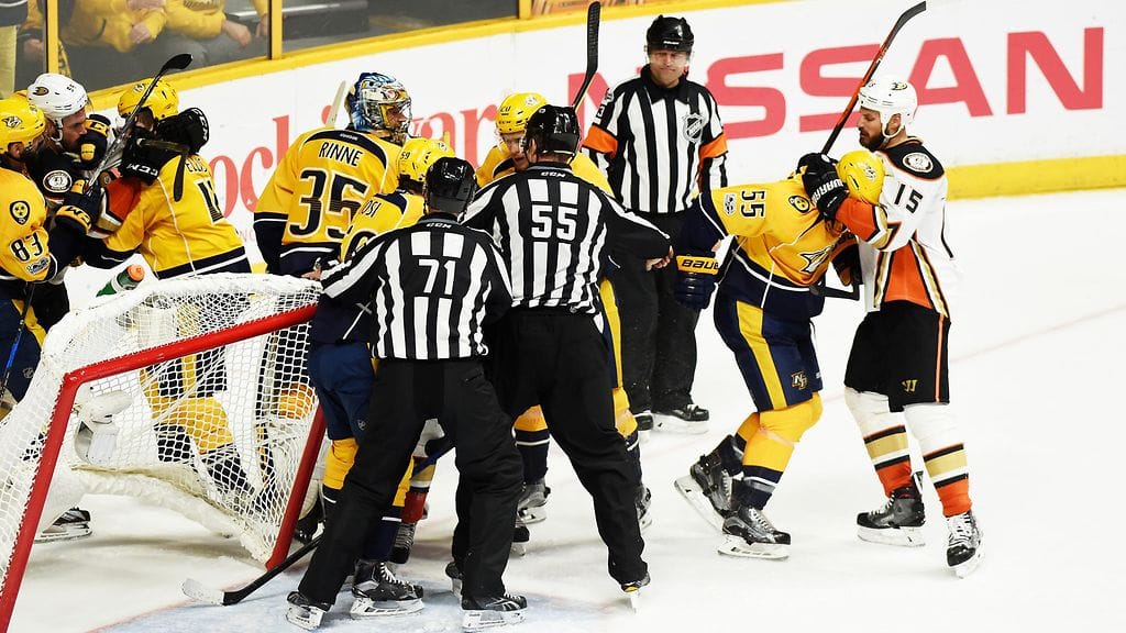 Pekka Rinne oli Nashvillen kivijalka fyysisessä sarjassa Anaheimia vastaan.