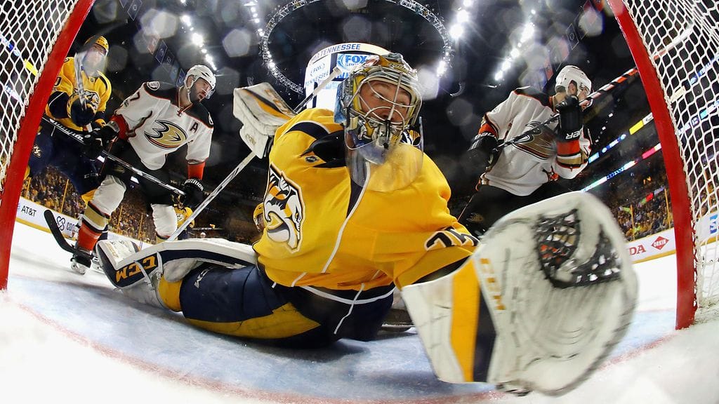 Pekka Rinne torjuu persoonallisella tyylillä.