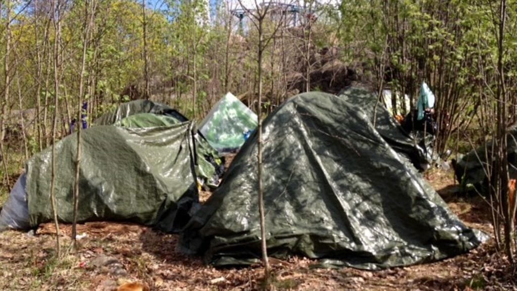 Lenkkeilijän nappaama kuva Linnanmäen telttaleiristä.