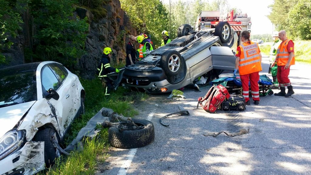 Yksi ihminen loukkaantui vakavasti kahden henkilöauton rajussa nokkakolarissa Nurmijärvellä heinäkuussa 2015.