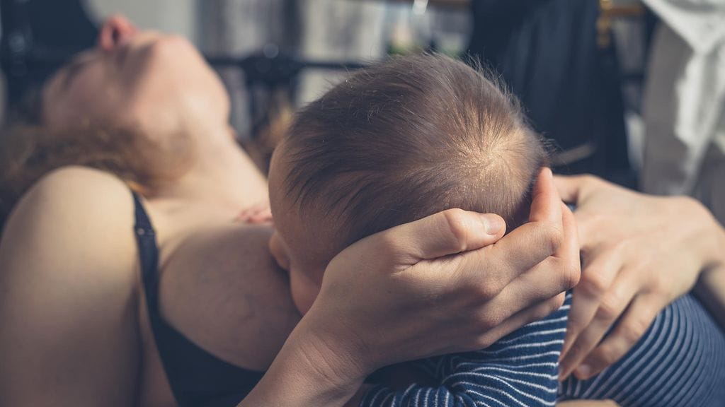 Äiti muistuttaa, että imetys ei aina ole täynnä onnea, se voi olla myös täynnä kipua. Kuvituskuva.