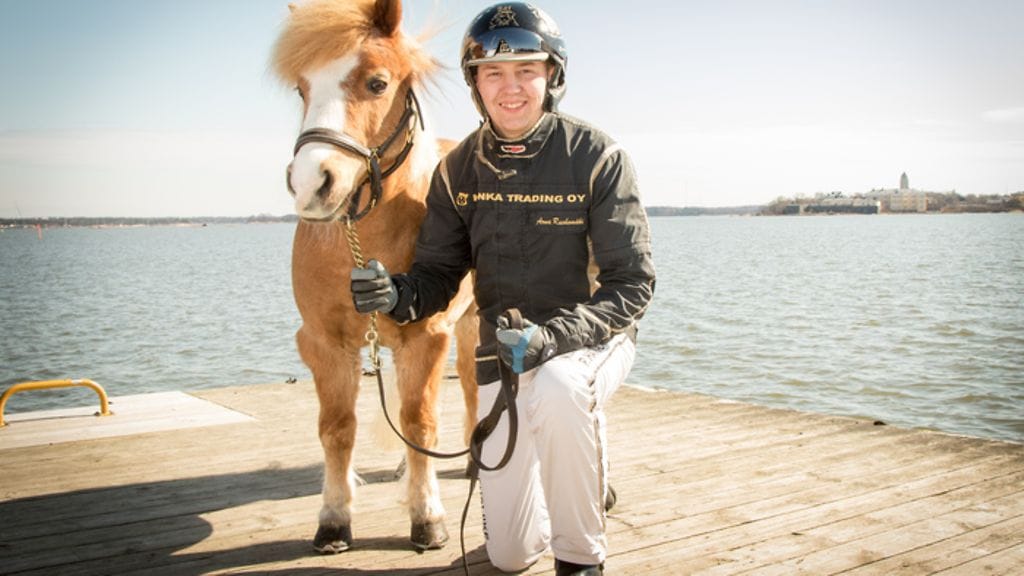 Arna Ruohomäki poseeraa Ekslätts Sacrificen kanssa.