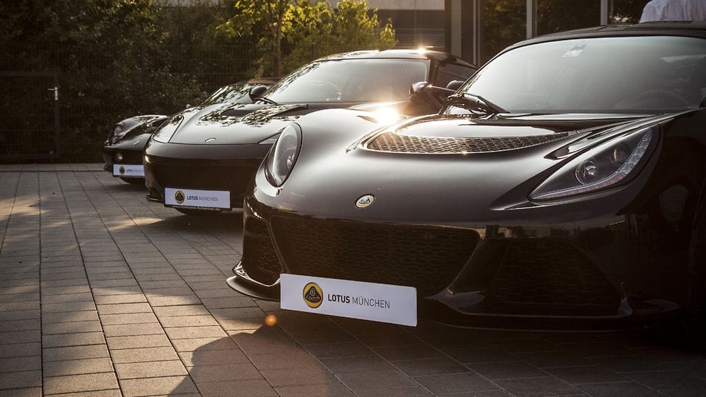 Lotuksen urheiluautoja müncheniläisen liikkeen pihalla.
