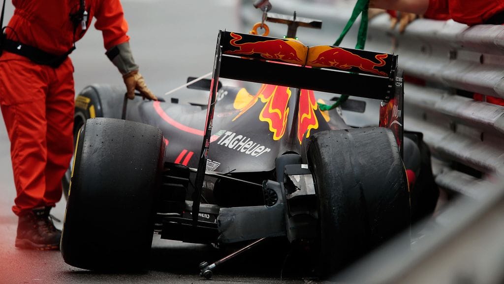 Max Verstappenin auto seinässä Monacossa 2016.