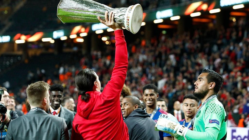 Zlatan juhli voittopokaalin kanssa.